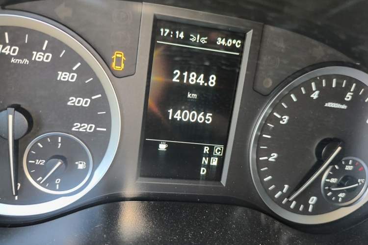 Used Mercedes-Benz Vito 2020 2.0T Business Version 9 Seats Odometer Close Up