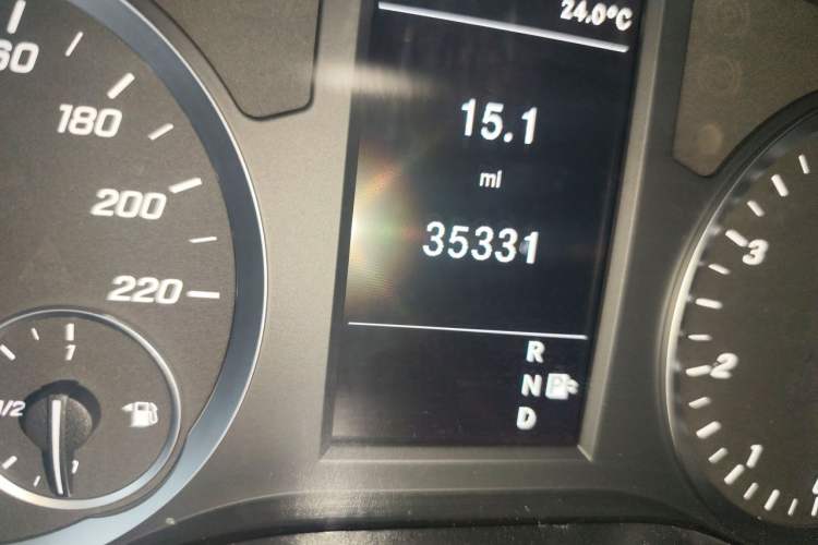 Used Mercedes-Benz Vito 2020 2.0T Elite Version 7 Seats Odometer Close Up