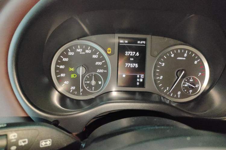 Used Mercedes-Benz Vito 2020 2.0T Elite Version 7 Seats Odometer Close Up