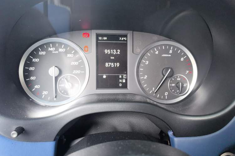 Used Mercedes-Benz Vito 2020 2.0T Business Version 7 Seats Odometer Close Up