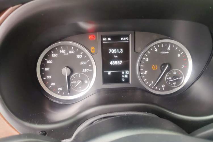 Used Mercedes-Benz Vito 2020 2.0T Business Version 7 Seats Odometer Close Up