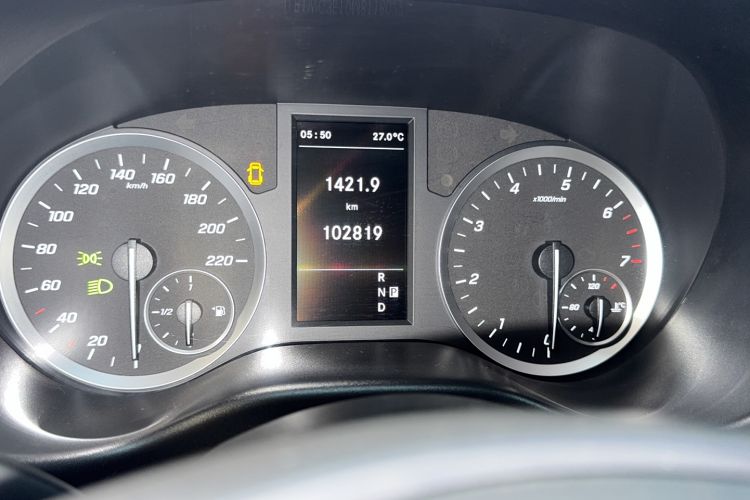 Used Mercedes-Benz Vito 2020 2.0T Elite Version 9 Seats Odometer Close Up