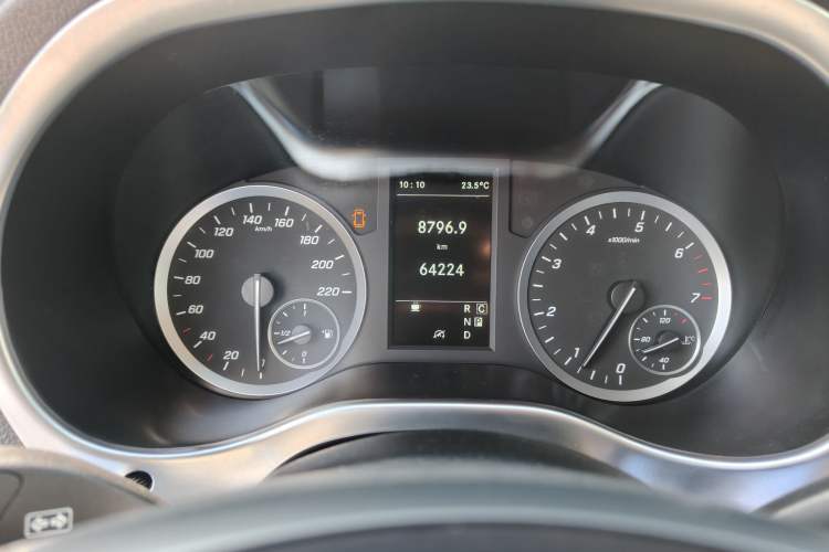 Used Mercedes-Benz Vito 2020 2.0T Elite Version 7 Seats Odometer Close Up