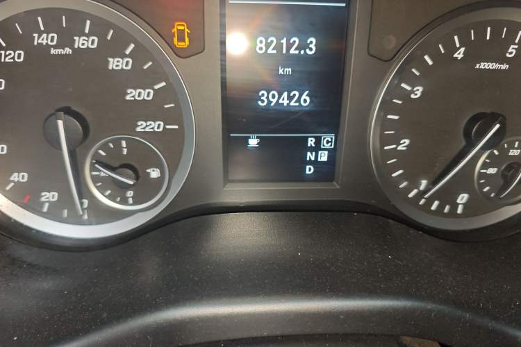 Used Mercedes-Benz Vito 2020 2.0T Business Version 7 Seats Odometer Close Up