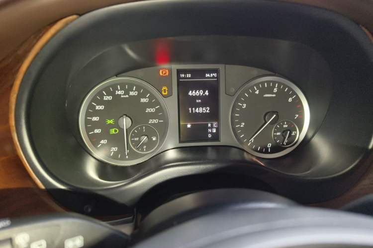 Used Mercedes-Benz Vito 2020 2.0T Elite Version 7 Seats Odometer Close Up