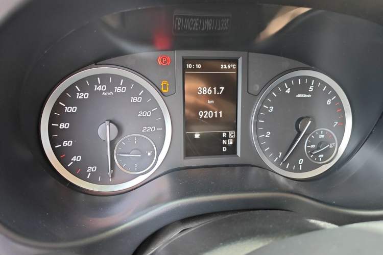 Used Mercedes-Benz Vito 2020 2.0T Elite Version 7 Seats Odometer Close Up