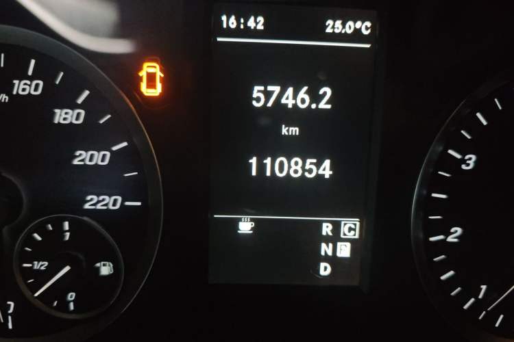 Used Mercedes-Benz Vito 2020 2.0T Business Version 7 Seats Odometer Close Up