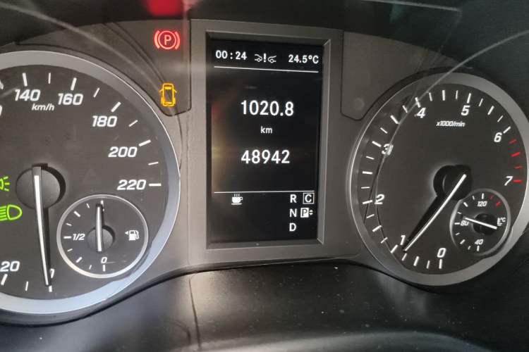 Used Mercedes-Benz Vito 2020 2.0T Business Version 7 Seats Odometer Close Up