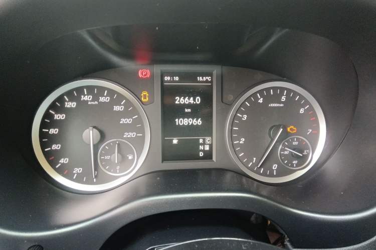 Used Mercedes-Benz Vito 2020 2.0T Elite Version 7 Seats Odometer Close Up
