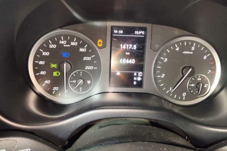 Used Mercedes-Benz Vito 2020 2.0T Business Version 7 Seats Odometer Close Up