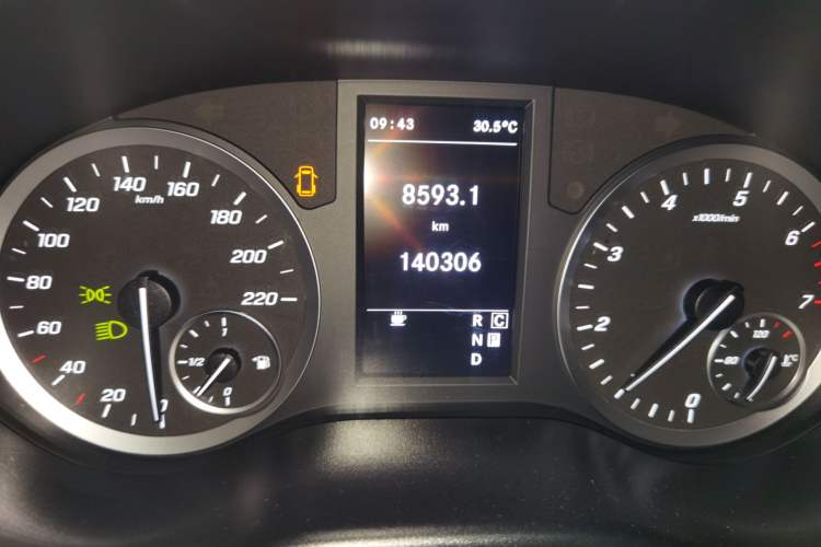 Used Mercedes-Benz Vito 2020 2.0T Business Version 7 Seats Odometer Close Up