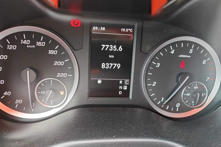 Used Mercedes-Benz Vito 2020 2.0T Elite Version 7 Seats Odometer Close Up