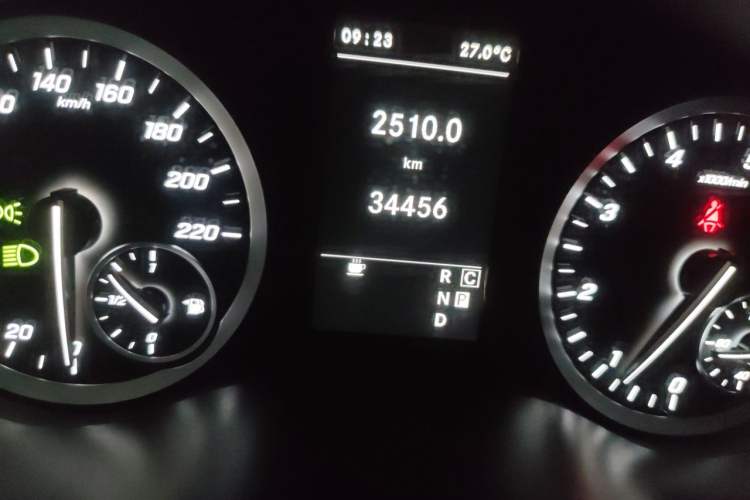 Used Mercedes-Benz Vito 2020 2.0T Business Version 7 Seats Odometer Close Up