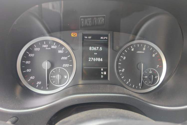 Used Mercedes-Benz Vito 2020 2.0T Elite Version 7 Seats Odometer Close Up