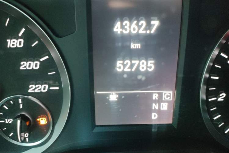 Used Mercedes-Benz Vito 2020 2.0T Elite Version 7 Seats Odometer Close Up
