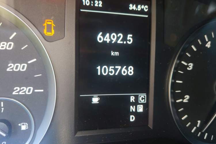 Used Mercedes-Benz Vito 2020 2.0T Business Version 7 Seats Odometer Close Up