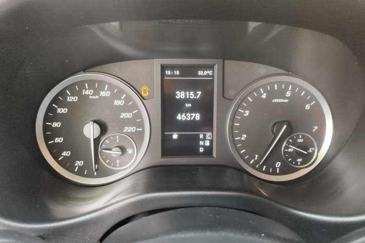 Used Mercedes-Benz Vito 2020 2.0T Elite Version 7 Seats Odometer Close Up