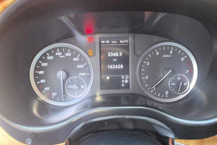 Used Mercedes-Benz Vito 2020 2.0T Business Version 7 Seats Odometer Close Up