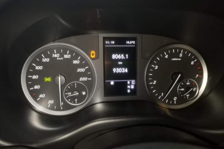 Used Mercedes-Benz Vito 2020 2.0T Business Version 7 Seats Odometer Close Up