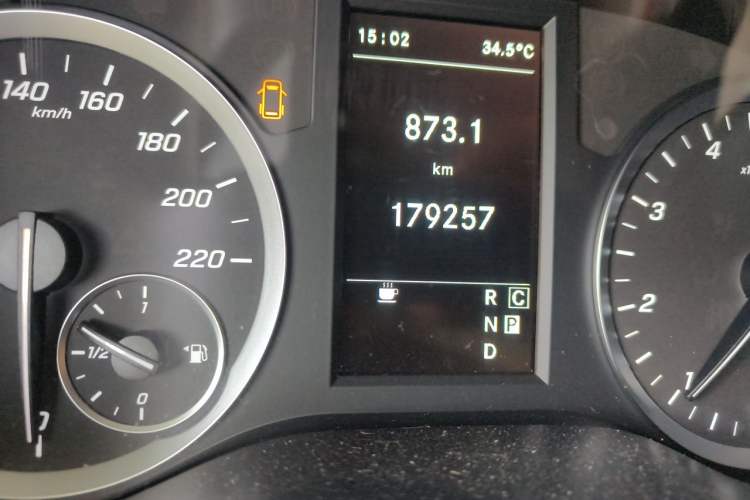 Used Mercedes-Benz Vito 2020 2.0T Elite Version 7 Seats Odometer Close Up
