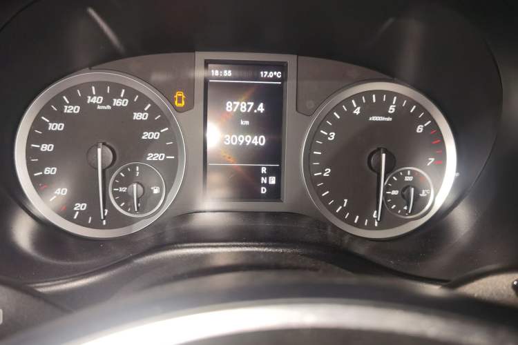 Used Mercedes-Benz Vito 2020 2.0T Business Version 7 Seats Odometer Close Up