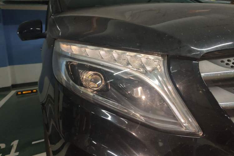Used Mercedes-Benz Vito 2020 2.0T Elite Version 7 Seats Right Front Headlight