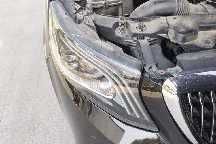 Used Mercedes-Benz Vito 2020 2.0T Elite Version 7 Seats Right Front Headlight