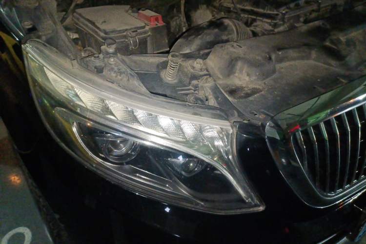 Used Mercedes-Benz Vito 2020 2.0T Elite Version 7 Seats Right Front Headlight