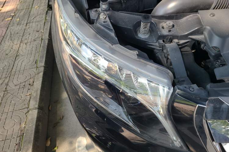 Used Mercedes-Benz Vito 2020 2.0T Elite Version 7 Seats Right Front Headlight
