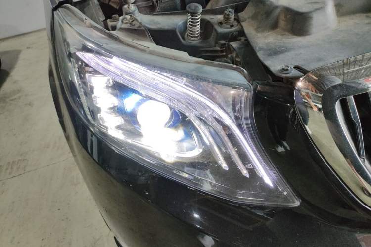 Used Mercedes-Benz Vito 2020 2.0T Elite Version 7 Seats Right Front Headlight
