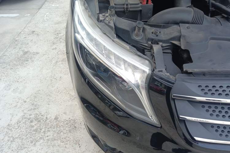 Used Mercedes-Benz Vito 2020 2.0T Elite Version 7 Seats Right Front Headlight