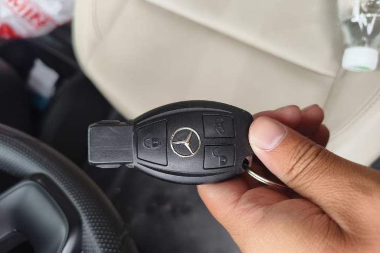 Used Mercedes-Benz Vito 2020 2.0T Elite Version 9 Seats Vehicle Key