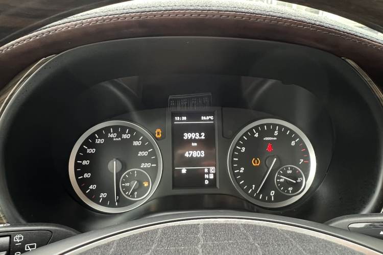 Used Mercedes-Benz Vito 2020 2.0T Business Version 7 Seats Odometer Close Up