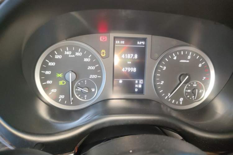 Used Mercedes-Benz Vito 2020 2.0T Business Version 7 Seats Odometer Close Up