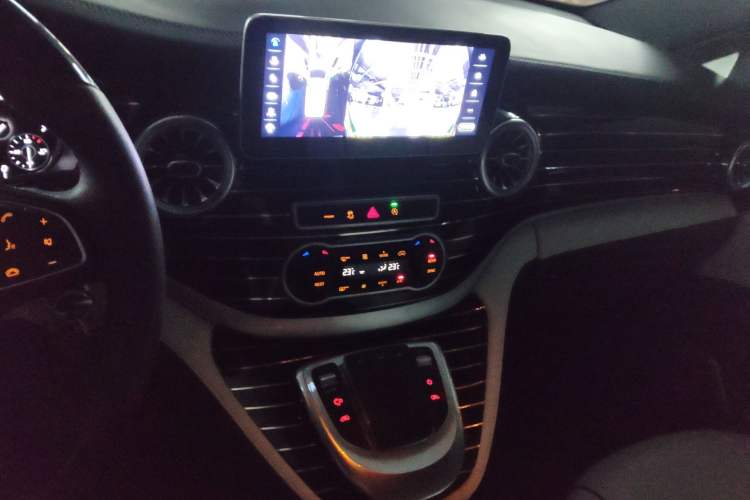 Used Mercedes-Benz Vito 2021 2.0T Business Version 7 Seats Audio And AC Panel