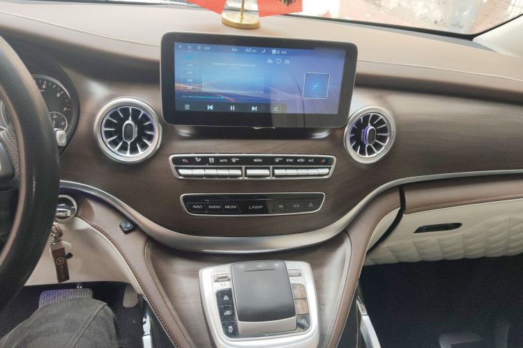 Used Mercedes-Benz Vito 2021 2.0T Business Version 7 Seats Audio And AC Panel