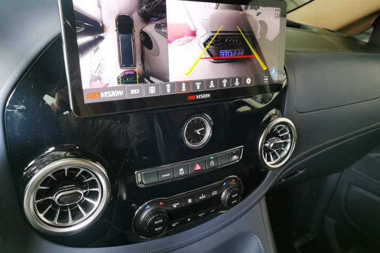 Used Mercedes-Benz Vito 2021 2.0T Elite Version 7 Seats Audio And AC Panel