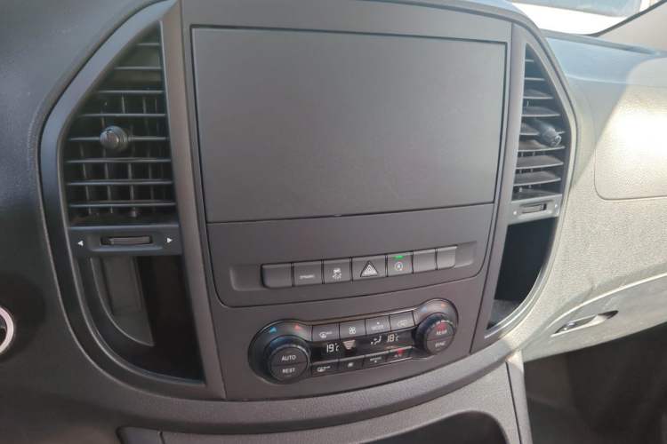 Used Mercedes-Benz Vito 2021 2.0T Elite Version 7 Seats Audio And AC Panel