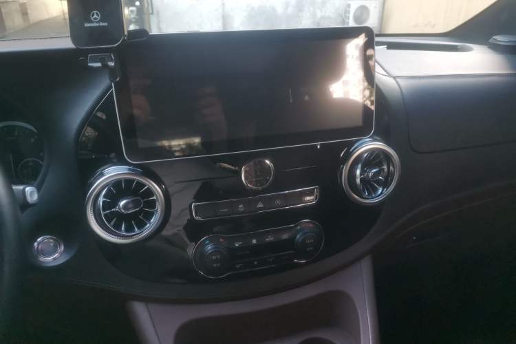 Used Mercedes-Benz Vito 2021 2.0T Elite Version 7 Seats Audio And AC Panel