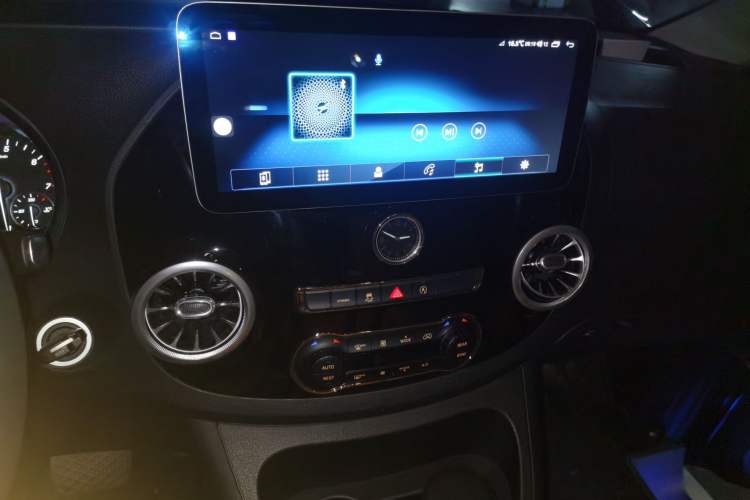 Used Mercedes-Benz Vito 2021 2.0T Elite Version 7 Seats Audio And AC Panel