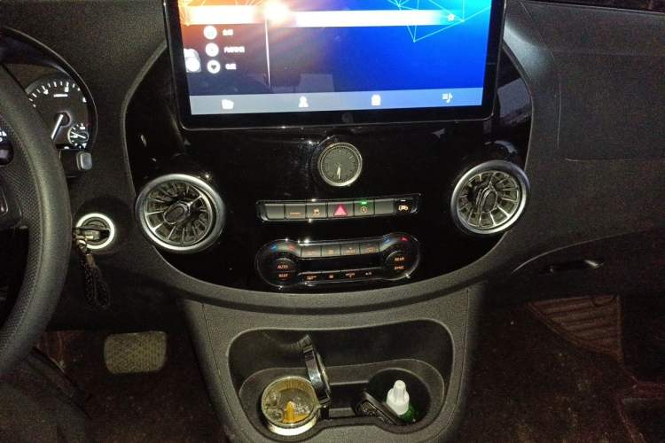 Used Mercedes-Benz Vito 2021 2.0T Elite Version 7 Seats Audio And AC Panel