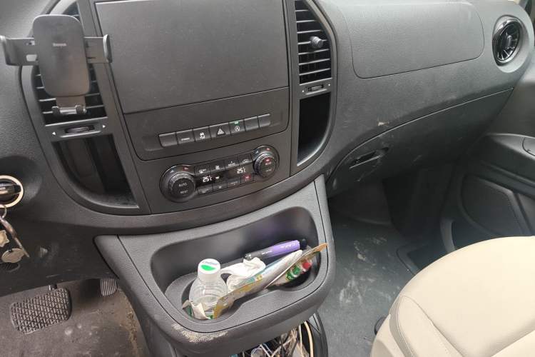 Used Mercedes-Benz Vito 2021 2.0T Elite Version 7 Seats Audio And AC Panel