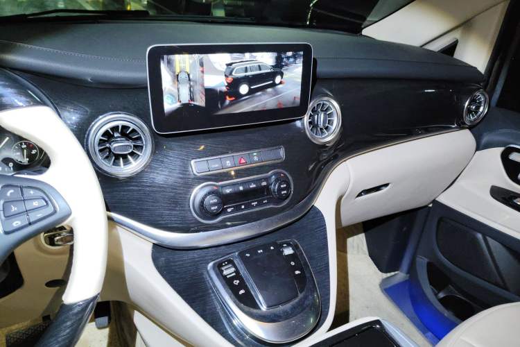 Used Mercedes-Benz Vito 2021 2.0T Elite Version 7 Seats Audio And AC Panel