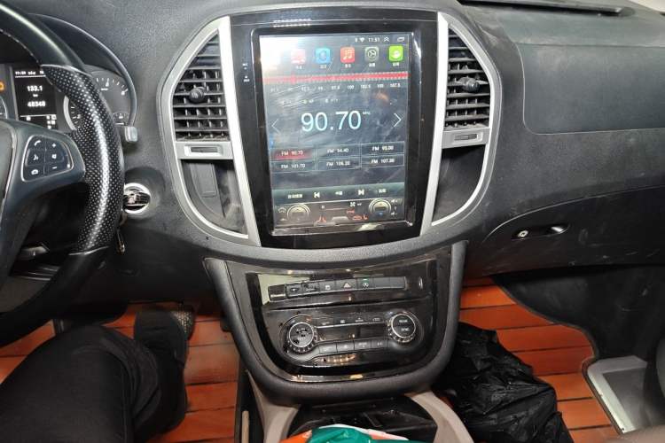 Used Mercedes-Benz Vito 2021 2.0T Business Version 7 Seats Audio And AC Panel