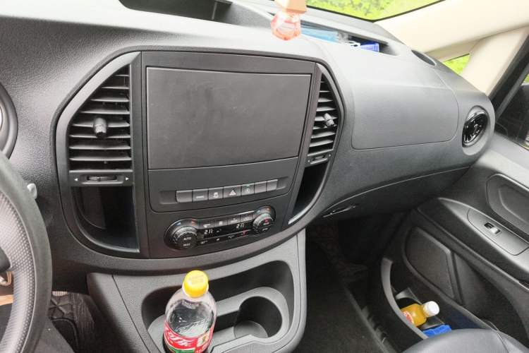 Used Mercedes-Benz Vito 2021 2.0T Elite Version 7 Seats Audio And AC Panel