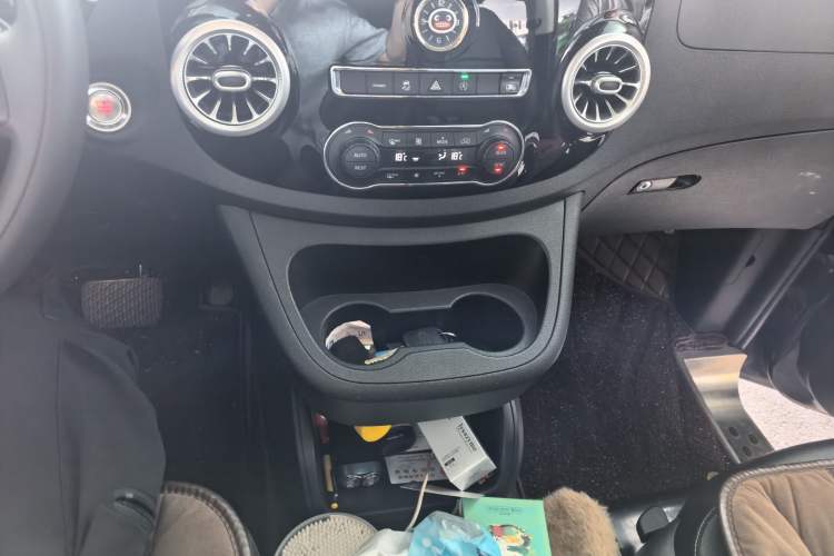 Used Mercedes-Benz Vito 2021 2.0T Elite Version 7 Seats Audio And AC Panel