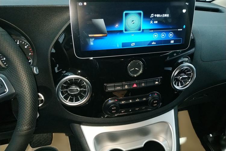 Used Mercedes-Benz Vito 2021 2.0T Elite Version 7 Seats Audio And AC Panel