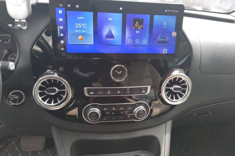 Used Mercedes-Benz Vito 2021 2.0T Business Version 7 Seats Audio And AC Panel