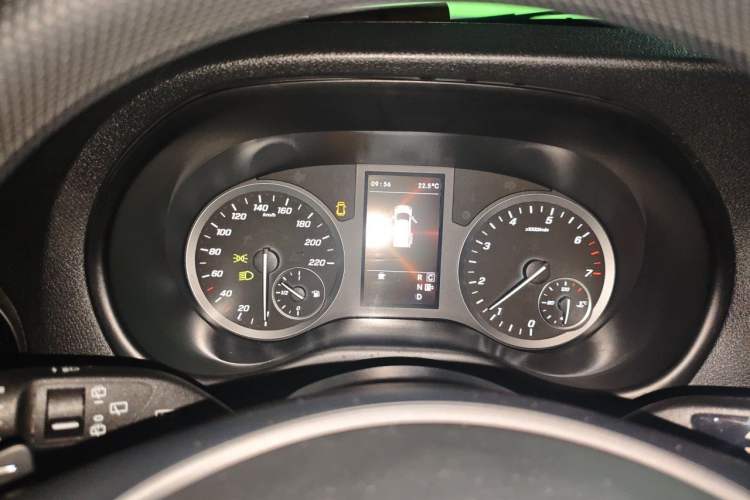 Used Mercedes-Benz Vito 2021 2.0T Elite Version 7 Seats Audio And AC Panel
