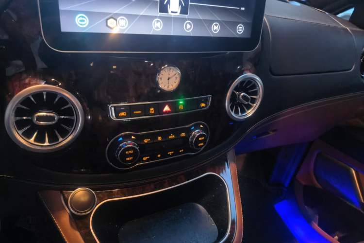 Used Mercedes-Benz Vito 2021 2.0T Business Version 7 Seats Audio And AC Panel
